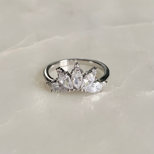 This Magic Ring is an ultimate crown ring in Rhodium Vermeil. It is embellished with five sparkling cubic zirconia crystals on a glistening band. The ring gives you an elegant look and is perfect for everyday wear.