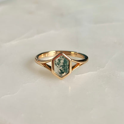 This unique Zen ring features a hexagon cut moss agate stone. This bold statement and a bezel set in a modern yet timeless style. Encircling the finger with its symbolic and energising power, it's a beautiful addition to any collection. 