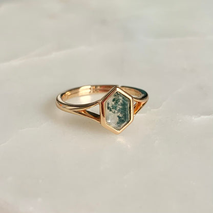 This unique Zen ring features a hexagon cut moss agate stone. This bold statement and a bezel set in a modern yet timeless style. Encircling the finger with its symbolic and energising power, it's a beautiful addition to any collection. 