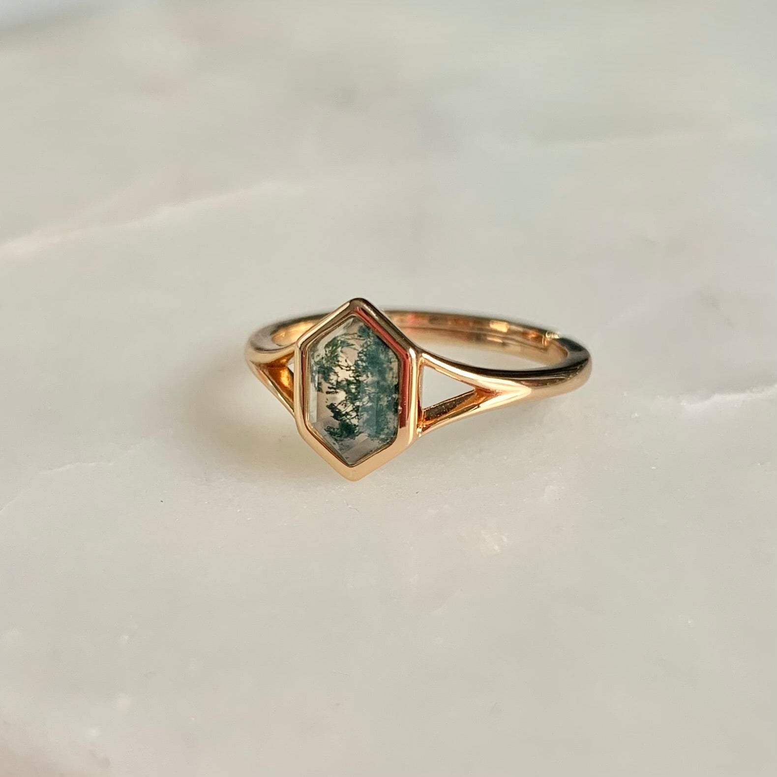 This unique Zen ring features a hexagon cut moss agate stone. This bold statement and a bezel set in a modern yet timeless style. Encircling the finger with its symbolic and energising power, it's a beautiful addition to any collection. 