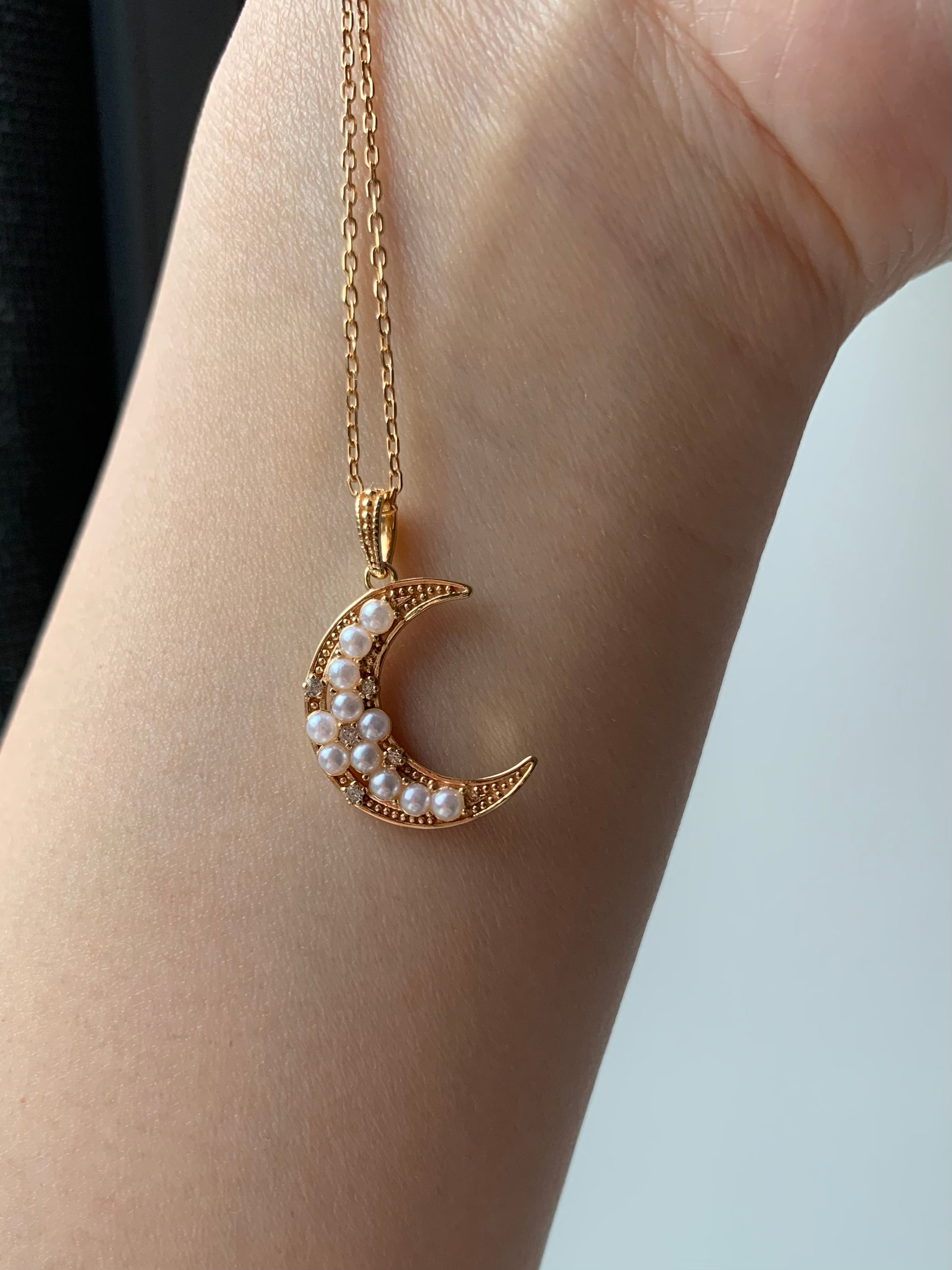 This exquisite Crescent Pearls Necklace is a must-have for moon lovers! It's handcrafted with freshwater pearls, featuring an elegant crescent design perfect for accessorising any outfit. Its beautiful and unique design is sure to make a statement, providing a look that's both timeless and modern.