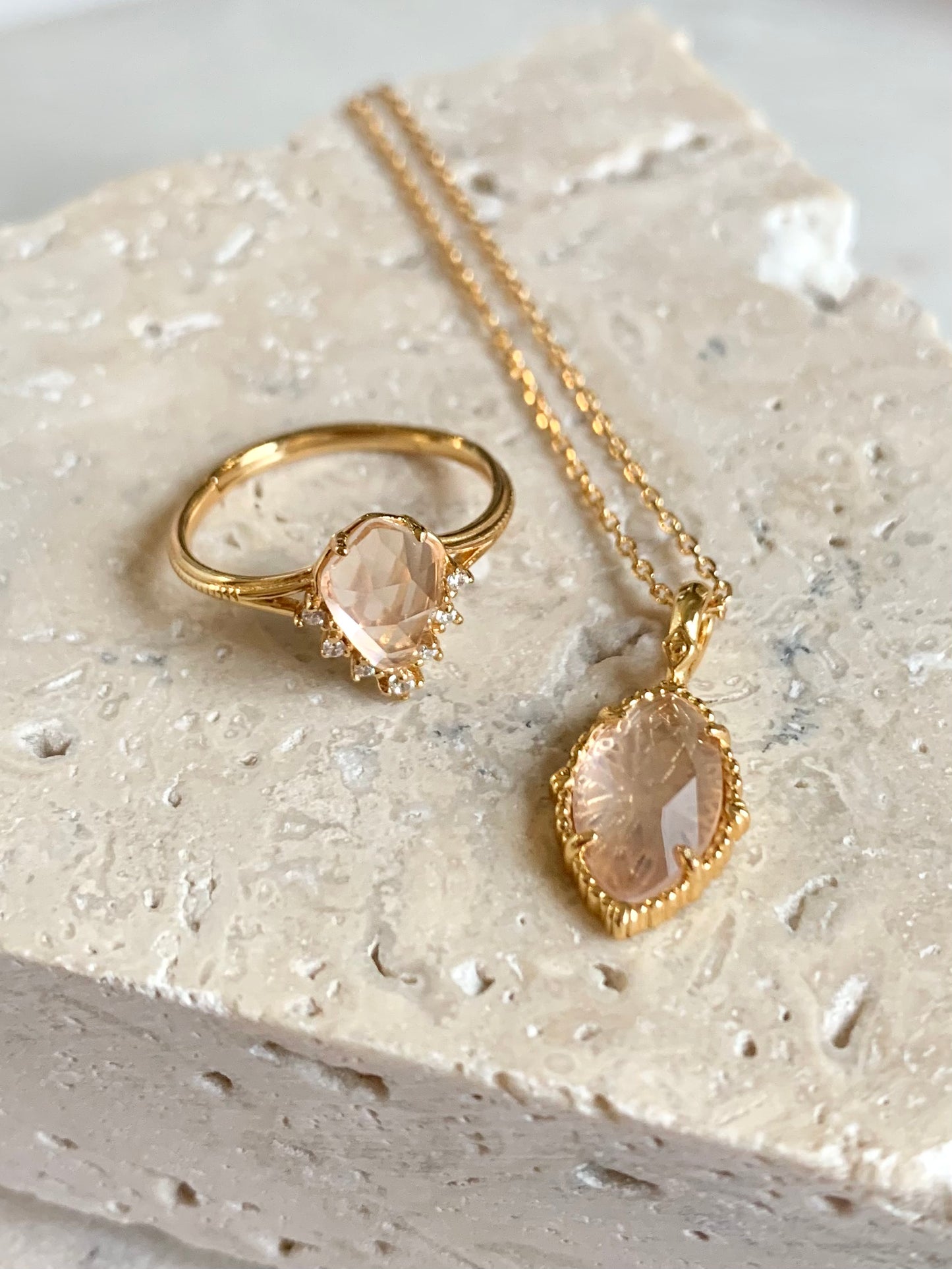 The Charlotte Rose Quartz Necklace comes with a marquise cut rose quartz pendant on a gold chain. You can't take your eye off its exquisite design.  Rose quartz is known as the "Love Stone". It encourages all kinds of love including self love, romantic love or even friendship. It also promotes confidence and compassion for others.