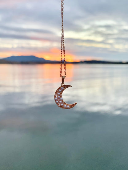 This exquisite Crescent Pearls Necklace is a must-have for moon lovers! It's handcrafted with freshwater pearls, featuring an elegant crescent design perfect for accessorising any outfit. Its beautiful and unique design is sure to make a statement, providing a look that's both timeless and modern.